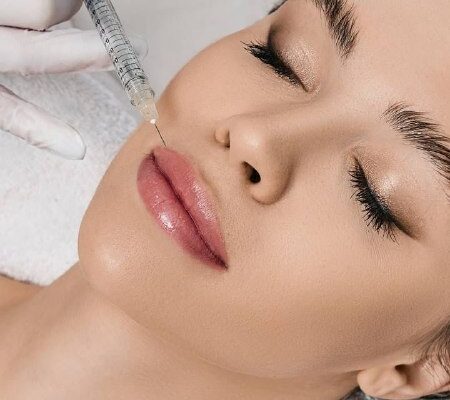 پوست و انواع روش های جوانسازیپوست یکی از مهم ترین عوامل زیبایی در چهره هر شخص می باشد که باید هر فرد توجه بسیاری به آن داشته باشد و به سلامت و شادابی آن اهمیت دهد. هر چه سن بالا می رود، از میزان تولید دو پروتئین کلاژن و الاستین که استراکچراصلی پوست هستند ،کاسته می شود و استحکام پوست تأثیر قرار می گیرد و شلی و چین و چروک ها و خطوط پوستی نمایان می شوند. علاوه بر این، عواملی از قبیل استعمال دخانیات، تماس با نور خورشید، سبک زندگی ناسالم و تماس پوست با آلاینده ها می توانند باعث تخریب سلول های پوستی و ظاهر شدن چین و چروک ها شوند.بسیاری از افراد به سلامت پوست خود اهمیت می دهند و به دنبال روش هایی هستند که بتوانند جوانی و شادابی پوست خود را احیا کنند.برای مقابله با این روند، روشهای جوانسازی پوست به کار میروند که از مراقبتهای خانگی و استفاده از کرم و سرم گرفته تا روش های کلینیکی و حتی جراحی را شامل میشوند. با توجه به پیشرفت تکنولوژی در علم پزشکی ،امروزه روش های متعددی برای جوانسازی پوست وجود دارد که با توجه به میزان مشکلات پوستی می توان برای حفظ زیبایی و جوانی صورت از مناسب ترین آنها استفاده نمود.بعضی روشها موقتی هستند و بیشتر نقش پیشگیری دارند، بعضی دیگر عمقیتر هستند و تغییرات ماندگارتری ایجاد میکنند. نکته اصلی این است که انتخاب روش درست باید بر اساس شرایط پوست هر فرد و با مشورت متخصص انجام شود تا بهترین نتیجه به دست بیاید.علائم پیری پوستپیر شدن پوست با نشانههایی همراه است. از مهمترین نشانههای پیری پوست میتوان به موارد زیر اشاره کرد:چین و چروکخطوط صورتکاهش حجم پوستاز دست رفتن خاصیت کشسانیتغییر در لایههای پوستیشلی و افتادگی پوستتیرگی زیر چشمافتادگی پلکبا مشاهده هر یک از علائم بالا میتوانید برای جوان سازی پوست به کلینیک زیبایی مراجعه نمایید.دلایل پیری پوستپیری، چین و چروک و افتادگی پوست دلایل مختلفی دارد، در لیست زیر برخی از مهمترین دلایل پیری پوست صورت و بدن را معرفی میکنیم :ژنتیکافزایش سنسیگار کشیدناسترسحالات تکراری چهرهسبک زندگی نامناسبکم آبی بدنآلودگی محیطیقرار گرفتن در معرض نور آفتابتغییرات هورمونیکاهش تولید کلاژن و الاستینکاهش وزن زیاد در زمان کوتاهجای زخم ، آکنه و سوختگیهر یک از موارد بالا میتواند علت پیری پوست شما باشد. با استفاده از روشهای جوانسازی پوست صورت میتوان برای بازگشت زیبایی و اعتماد به نفس فرد اقدام کرد.جوانسازی پوست چیست؟جوانسازی پوست به مجموعهای از روشها گفته میشود که هدف آن بازگرداندن شادابی، طراوت و ظاهر جوان به پوست است. این فرایند میتواند شامل تکنیکهای غیرتهاجمی مانند سرمها و ماسکها تا روشهای جراحی برای اصلاح چین وچروکهای عمیق و افتادگی پوست باشد. جوانسازی پوست به افراد کمک میکند ظاهر سالمتر و بااعتمادبهنفستری داشتهباشند و معمولا برای صورت، دستها و گردن انجام میشود.در حال حاضر، تکنیکهایی مانند مزوتراپی، بوتاکس، تزریق ژل و چربی، میکرونیدلینگ و لیفت استفاده میشوند تا پوست را جوان و شادابتر کنند. با وجود تنوع بالای این روشها، انتخاب گزینه مناسب میتواند برای بسیاری افراد چالشبرانگیز باشد. آگاهی از کاربرد و اثر هر تکنیک در کنار مراجعه به پزشک متبحر ، بهترین مسیر برای دستیابی به پوستی سالم و جوان است.روش های جوانسازی پوست با جراحیروشهای جوانسازی پوست با جراحی برای افرادی استفاده میشوند که افتادگی یا چینوچروکهای عمیق دارند و به دنبال نتایج طولانیمدت هستند. این روشها نیازمند بیهوشی یا بیحسی و دوره نقاهت طولانیتر هستند :لیفت صورت و بدن برای کشیدن پوست و رفع افتادگیبلفاروپلاستی برای اصلاح افتادگی پلکجراحی با نخ و بخیههای قابل جذب برای بالا کشیدن پوستجوانسازی پوست بدون جراحیروشهای جوانسازی پوست بدون جراحی ، شامل تکنیکهایی هستند که با کمترین تهاجم و دوره نقاهت انجام میشوند. این روشها برای جوانسازی چهره، روشن کردن پوست و کاهش خطوط بسیار مؤثر هستند و معمولا به چند جلسه درمان نیاز دارند و شامل موارد ذیل هستند:میکرونیدلینگپی آر پی پوستمزوتراپیکربوکسی تراپیتزریق بوتاکستزریق ژلپلاسما تراپیلیزر درمانیهایفوتراپیآر اف فرکشنالجوانسازی پوست با میکرونیدلینگمیکرونیدلینگ یکی از روشهای جوانسازی پوست و تکنیکهای غیرتهاجمی زیبایی است که با ایجاد زخمهای بسیار ریز روی سطح پوست، تولید کلاژن و الاستین را تحریک میکند. این فرآیند باعث بازسازی بافت و تقویت ساختار پوست شده و در سفت کردن پوست، روشن کردن پوست ، درمان جای جوش و آکنه، ترکهای پوستی، ریزش مو، سوختگی، چین وچروکها و لکههای پوستی نتایج چشمگیری دارد. هزینه پایینتر نسبت به بسیاری از روشهای لیزر و همچنین عملکرد بهتر در افراد با پوست تیره، از مزایای اصلی این روش محسوب میشود.همچنین، می توان از سرم ها و مواد تقویت کننده پوست و مو ، همراه با میکرونیدلینگ که جذب مواد موضعی را افزایش می دهد، استفاده کرد (روش مزونیدلینگ).مزایادرمان غیرتهاجمیعوارض نسبتا کماثربخشی بالادوره نقاهت کوتاهعدم نیاز به بیهوشیبا کمترین دردپی آر پی پوستپلاسمای غنی از پلاکت یا پی آر پی (PRP) یکی از روشهای جوانسازی پوست است که از خون خود فرد تهیه میشود. پی آر پی یا پلاسمای غنی از پلاکت، به عنوان یکی از روش های نوین جوانسازی پوست که در آن از خون خود فرد استفاده خواهد شد. خون گرفته شده از فرد، پس از سانتریفیوژ، پلاکتهای آن جدا می گردند. پلاکتها حاوی فاکتورهای رشد هستند که می توانند فرآیند ترمیم و بازسازی و تقویت سلول های پوست و مو را تحریک کنند. مزوتراپی و جوانسازی پوستمزوتراپی یکی از بهترین روشهای جوانسازی پوست صورت است که در آن ترکیبات فعالی همچون فاکتورهای رشد، پپتیدها، آمینواسیدها، ویتامینها، نوکلئیک اسیدها و هیالورونیک اسید به کمک سوزنهای بسیار ریز به لایههای سطحی پوست تزریق میشوند.این مواد با توجه به نیازهای خاص پوست و هدف درمان توسط پزشک انتخاب می شوند. این مواد با تحریک تولید کلاژن، به افزایش استحکام و مقاومت پوست کمک کرده و در عین حال هیالورونیک اسید با جذب آب بیشتر، ظاهری جوانتر، شفافتر و شادابتر ایجاد میکند.مزوتراپی علاوه بر اثرات ضدپیری، در رفع لکههای پوستی و ترمیم آسیبهای ناشی از عوامل محیطی نیز مؤثر است. ایمنی و اثربخشی این روش به نوع ترکیبات و تشخیص پزشک متخصص بستگی دارد و در برخی موارد انجام آزمایشهای تکمیلی پیش از شروع درمان ضروری است. مزایاروش کم تهاجمیبا عوارض موقتبدون نیاز به بیهوشیبا اثربخشی بالافیشیال صورتجوان سازی پوست با فیشیال صورت شامل مجموعه اقداماتی نظیر پاکسازی، هیدرودرمی، هیدرولیفت، میکرودرم، جوانسازی و … میشود. در این روش با انجام طیف گستردهای از خدمات پوست ترمیم و آبرسانی خواهد شد. نتیجه این اقدامات از بین رفتن بسیاری از مشکلات پوستی به صورت همزمان سفت کردن پوست ، جلوگیری از خستگی پوست و بازگرداندن شادابی، جوانی و زیبایی به پوست است. در طول فیشیال خاصیت کلاژن سازی در سطح پوست تقویت میشود؛ به طوری که تاثیرات فیشیال بعد از چند روز به خوبی نمایان میگردد.مزایاروش غیرتهاجمیبا عوارض موقتقیمت مناسبماندگاری بالاتزریق مزوژلجوانسازی پوست صورت با مزوژلها هم روشی پرطرفدار و کارآمد محسوب میشود. مزوژل مادهای حاوی مواد ترکیبی از هیالورونیک اسید، ویتامین، اسیدآمینه، آنتی اکسیدان، کوآنزیم هست که علاوه برخاصیت حجم دهندگی بدلیل وجود هیالورونیک اسید، بدلیل وجود مواد مغذی خاصیت جوانسازی، تقویتی و رفع مشکلاتی نظیر جوش و لک دارد.مزایاکم تهاجمیایمنی بالاامکان انتخاب مزوژل با توجه به نیاز پوستپلاسما تراپی برای بازسازی پوستپلاسما تراپی یکی ازجدیدترین و پرکاربردترین روش های جوانسازی است که در آن از انرژی پلاسما (حالت چهارم ماده،گاز یونیزه شده) برای بازسازی پوست و تحریک کلاژنسازی استفاده میشود. این انرژی بدون تماس مستقیم با پوست، روی لایههای سطحی و عمقی اثر میگذارد و به سفتی، روشن شدن و بهبود کیفیت پوست کمک میکند.کربوکسی تراپییکی از روشهای جوانسازی پوست کربوکسی تراپی است. کربوکسی تراپی شامل تزریق گاز کربن دی اکسید به زیر پوست میباشد. این روش درمانی قادر به رفع سلولیت پوستی، حذف چربی ، درمان ریزش مو و از بین بردن انواع مشکلات پوستی ناشی از پیری است. در واقع کربوکسی تراپی با افزایش اکسیژن رسانی به ناحیه مدنظر میتواند انواع مشکلات پوستی را درمان کند.مزایادرمان غیرتهاجمیعوارض کم و موقتعدم به جای ماندن جای زخم و اسکاردرمان چندکاربرهجوانسازی پوست با لیفت با نخلیفت با نخ یک روش کم تهاجمی برای لیفت و سفت کردن پوست صورت و گردن است. در این روش از نخ های مخصوص قابل جذب با سوزن های کوچک استفاده خواهد شد که به زیر پوست وارد شده و با کشیدن آنها، پوست به سمت بالا لیفت می گردد. این نخ ها، باعث تحریک تولید کلاژن در طول زمان خواهند شد.تزریق بوتاکس برای جوانسازی پوستبوتاکس با تزریق مقادیر کنترلشده از پروتئین بوتولینیوم انجام میشود. این ماده در اصل سمی عصبی است که از باکتری کلستریدیوم بوتولینیوم به دست میآید و با اثر بر سیستم عصبی، فعالیت عضلات را بهطور موقت کاهش داده یا متوقف میکند. نتیجه این فرآیند، کاهش چینوچروکها است که می تواند با فرم دهی و کانتورینگ صورت همراه باشد.مزایادرمان غیرتهاجمیعوارض کم و موقتعدم به جای ماندن جای زخم و اسکاردرمان چندکاربرهلایه برداری شیمیایی پوستلایهبردارهای شیمیایی در واقع محلولهایی اسیدی هستند که با از بین بردن سلولهای مرده، به شفافیت و نرمی پوست کمک میکنند. این لایهبردارها در غلظتهای مختلف وجود دارند؛ نوع ملایم آن معمولا بدون نسخه هم قابل تهیه است اما غلظتهای قویتر حتما باید زیر نظر پزشک پوست استفاده شوند. برای افرادی که روشهای فیزیکی مانند درمابریژن مناسب نیست یا باعث ناراحتی میشود، لایه برداری پوست میتواند گزینهای کاربردی و مؤثر باشد.بهترین کرم ها و سرم های جوانساز پوست صورتمواد جوانساز پوست محصولاتی هستند که با ترکیبات فعال خود به بهبود خطوط ریز، افزایش الاستیسیته و روشنتر شدن پوست کمک میکند. این داروها معمولا شامل مواد مؤثرهای مانند رتینول، هیالورونیک اسید، پپتیدها و آنتیاکسیدانها هستند. استفاده روزانه از این مواد جوانساز صورت میتواند بخشی از روش ها برای جوانسازی پوست محسوب شود، به خصوص اگر همراه با ضدآفتاب، مرطوب کننده و مراقبت منظم باشد:رتینول (کاهش خطوط ریز)هیالورونیک اسید (آبرسانی عمقی)پپتیدها (تحریک کلاژنسازی)ویتامین E (محافظت آنتیاکسیدانی)نیاسینامید (روشنکننده و ضدالتهاب)سرامید (تقویت سد پوستی و حفظ رطوبت)سالیسیلیک اسید (رفع کومدون و آکنه )ماسک های LED برای جوانسازی پوستماسکهای LED از روشهای نوین و غیرتهاجمی در جوانسازی پوست به شمار میروند که با استفاده از نورهای رنگی مختلف، روند ترمیم و بهبود بافت پوستی را تحریک میکنند. هر رنگ اثر خاصی دارد؛ بهعنوان نمونه، نور قرمز موجب افزایش گردش خون و تحریک کلاژنسازی شده و در کاهش چین وچروکها و بهبود استحکام پوست نقش مهمی دارد.عوارض و خطرات جوانسازی پوستروشهای غیرتهاجمی معمولا عوارض خفیف و کوتاهمدت مانند قرمزی یا تورم دارند، در حالی که روشهای جراحی ممکن است با خطراتی مانند عفونت، خونریزی یا جای زخم همراه باشند. حتی درمانهای خانگی هم در صورت استفاده نادرست میتوانند باعث حساسیت یا التهاب شوند. به طور کلی عوارض احتمالی استفاده از روشهای جوانسازی پوست عبارت است از:قرمزی و التهاب موقتتورم یا کبودی در محل درمانحساسیت یا واکنش آلرژیکعفونت یا خونریزی در روشهای جراحیباقیماندن جای زخم یا اسکاربهترین و سریعترین روش برای جوانسازی و سفتی پوست صورتروشهای متنوعی برای جوان سازی پوست وجود دارد که انتخاب هر کدام از آنها به عوامل مختلفی بستگی دارد. نوع مشکل پوستی، شدت عارضه، نوع پوست، سن متقاضی و … همگی در انتخاب بهترین روش جوان سازی پوست صورت و بدن نقش دارند. شما میتوانید با مراجعه به کلینیک دکتر بهزاد ، درباره بهترین روش جوانسازی از پزشک مشاوره دریافت کنید.